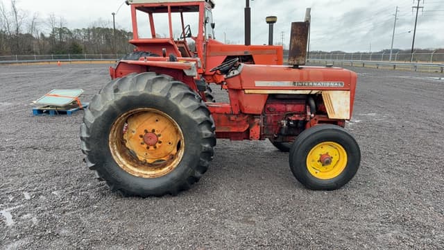 Image of International Harvester 574 equipment image 4