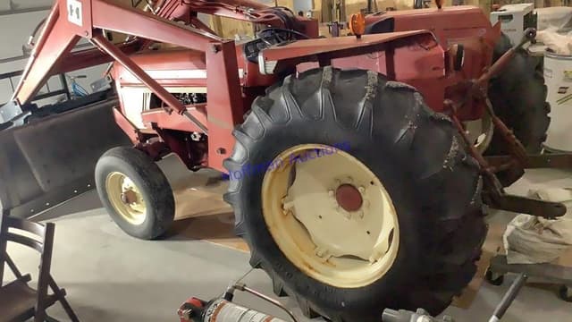 Image of International Harvester 574 equipment image 3