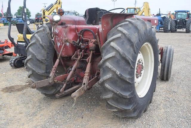 Image of International Harvester 584 equipment image 2