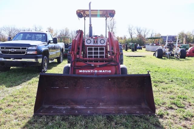 Image of International Harvester 584 equipment image 2