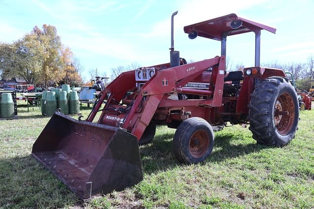 Image of International Harvester 584 equipment image 1