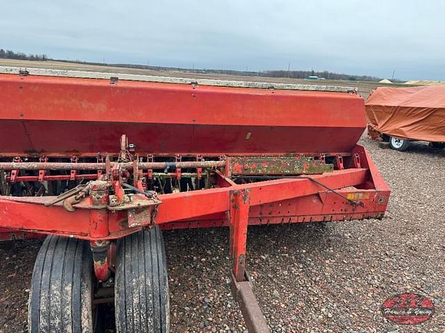 Image of International Harvester 620 equipment image 2