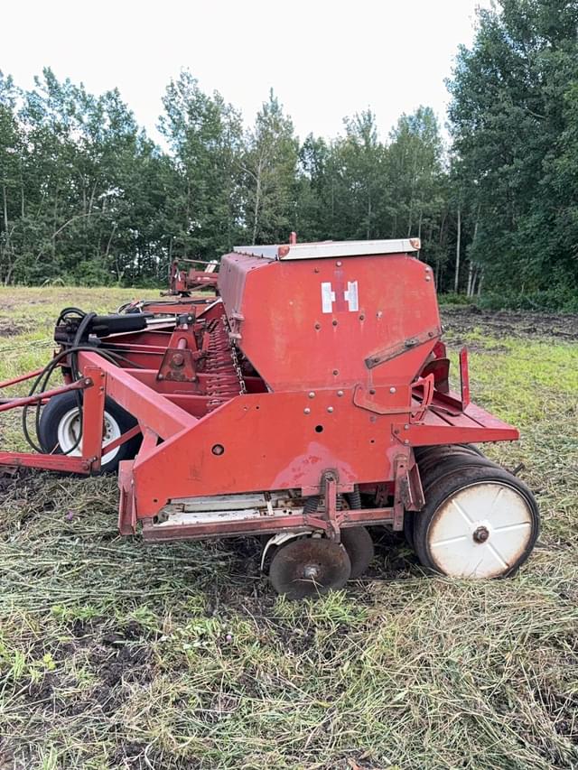 Image of International Harvester 620 equipment image 1
