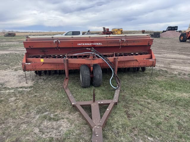 Image of International Harvester 620 equipment image 2