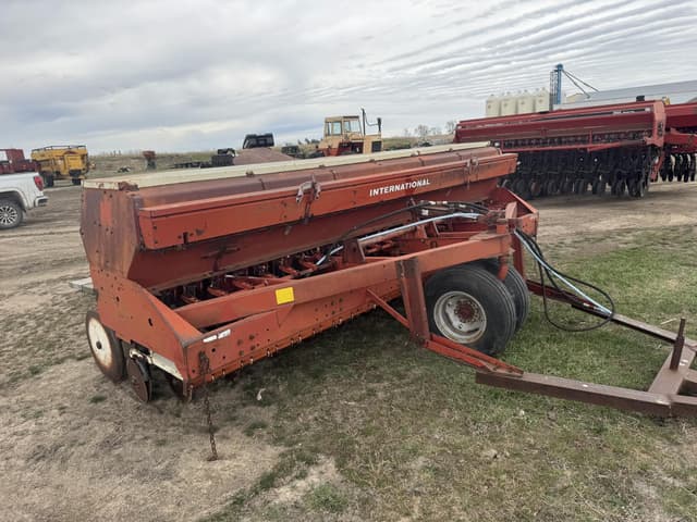 Image of International Harvester 620 equipment image 1