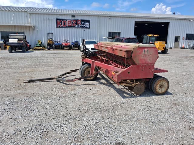 Image of International Harvester 620 equipment image 4