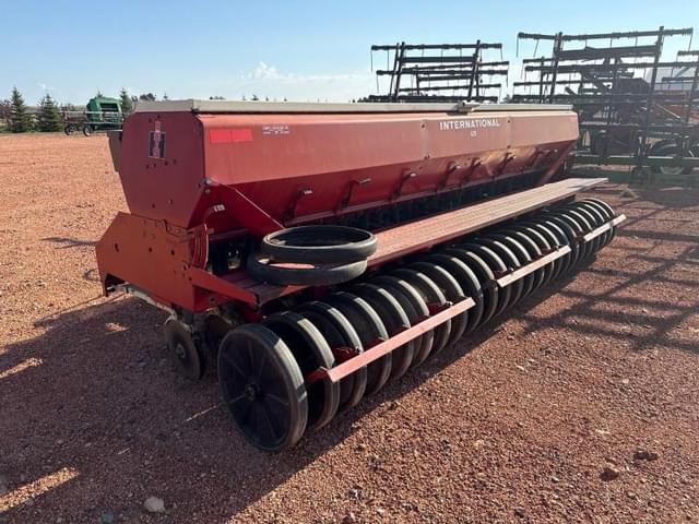 Image of International Harvester 620 equipment image 2