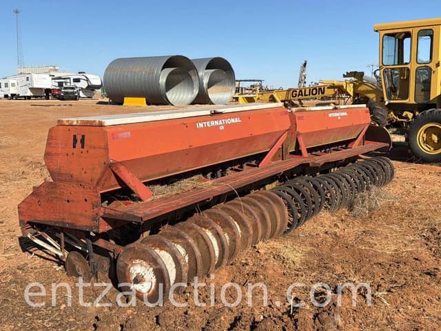 Image of International Harvester 620 equipment image 4