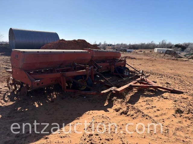 Image of International Harvester 620 equipment image 2