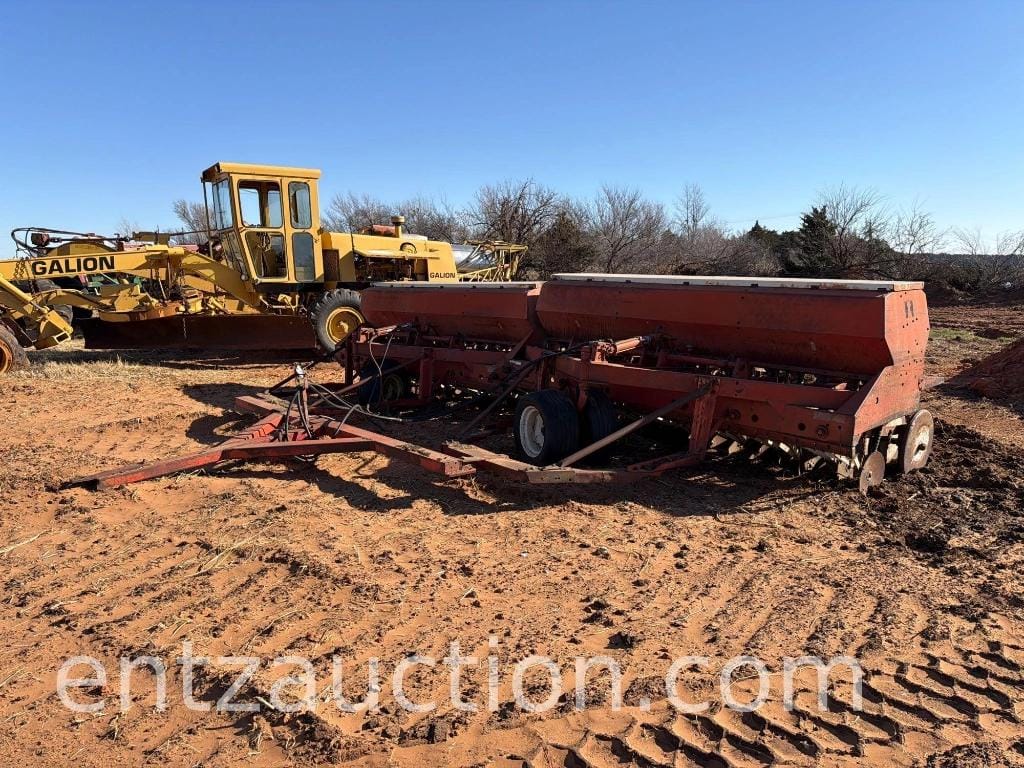 International Harvester 620 Equipment Image0