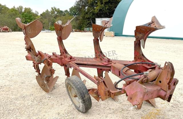 Image of International Harvester 642 equipment image 1