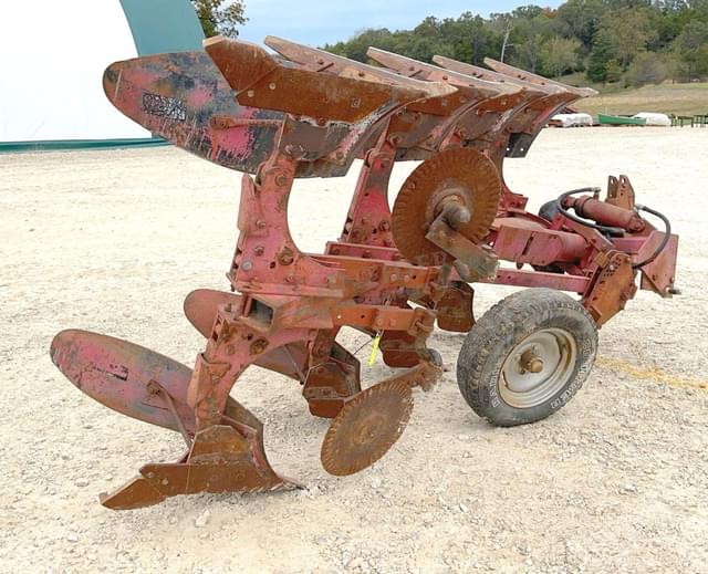 Image of International Harvester 642 equipment image 2