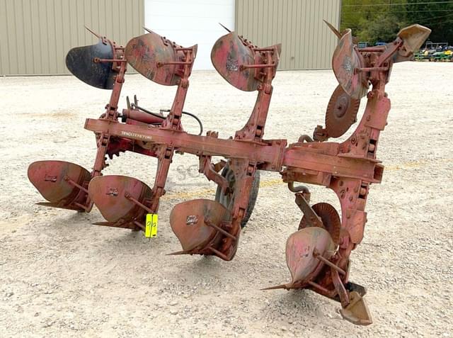 Image of International Harvester 642 equipment image 4
