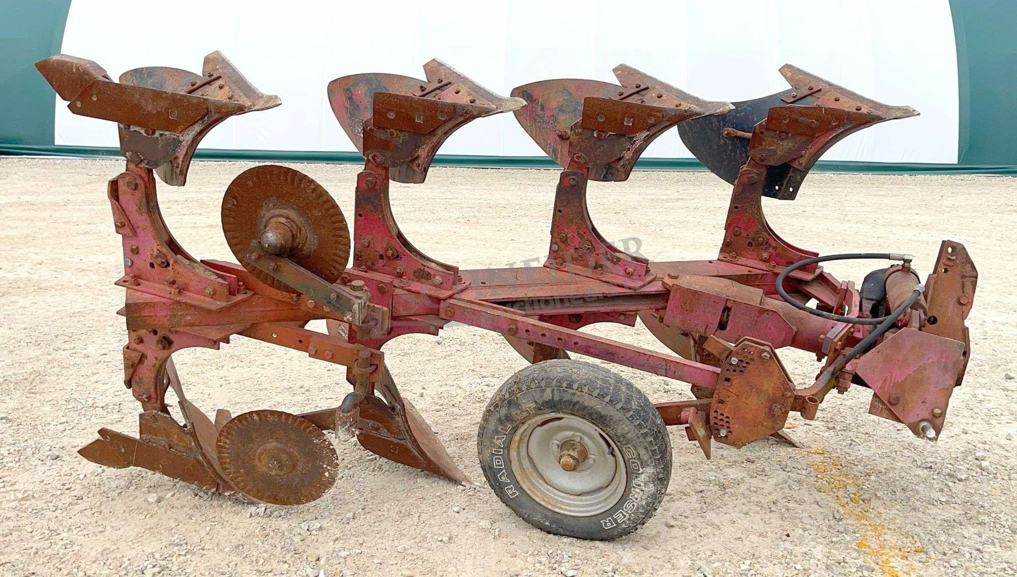 International Harvester 642 Equipment Image0