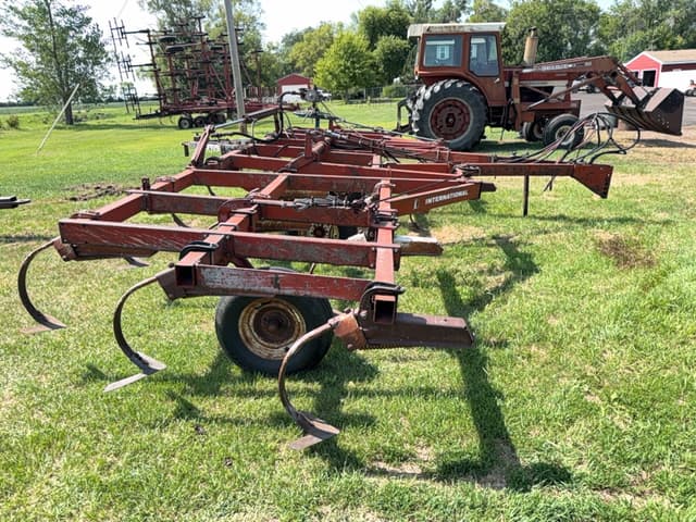 Image of International Harvester 645 equipment image 4