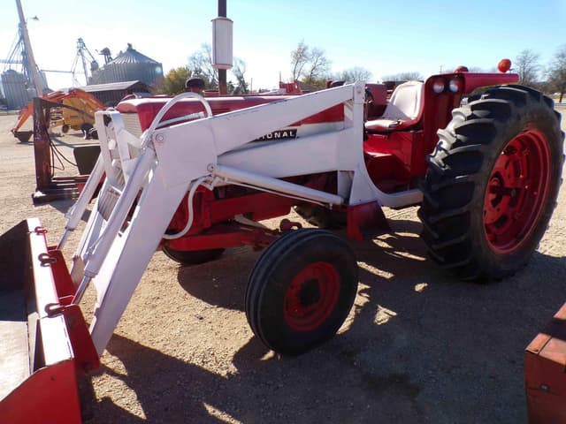 Image of International Harvester 656 equipment image 3