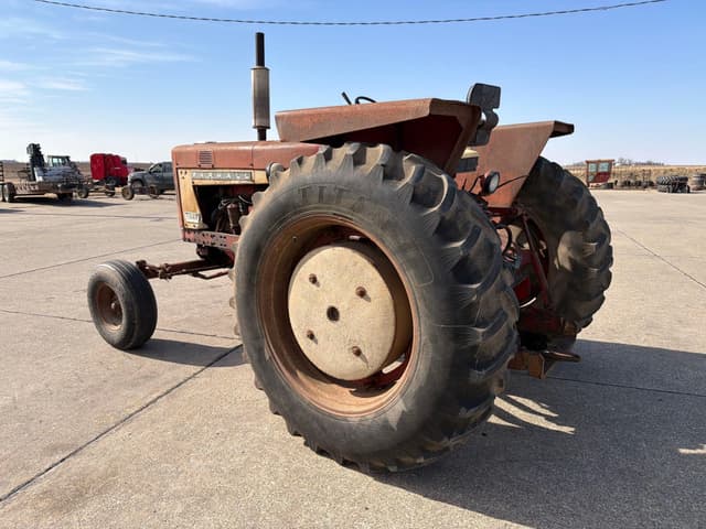 Image of Farmall 656 equipment image 4