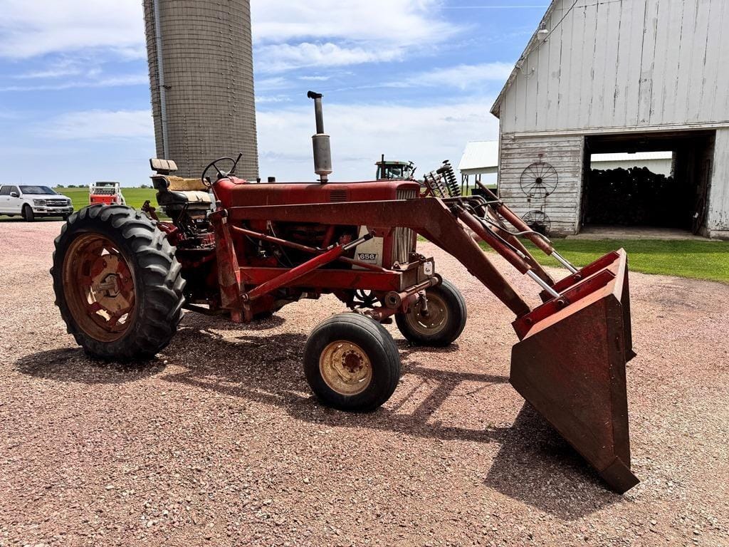 International Harvester 656 Equipment Image0
