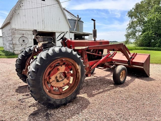 Image of International Harvester 656 equipment image 2