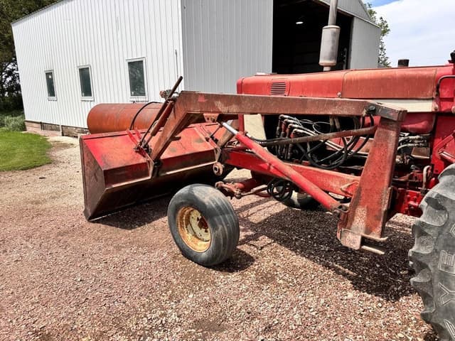 Image of International Harvester 656 equipment image 4