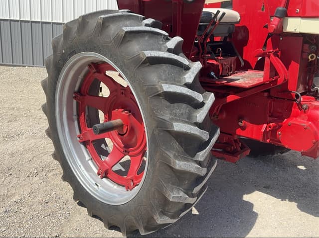 Image of International Harvester 656 equipment image 3