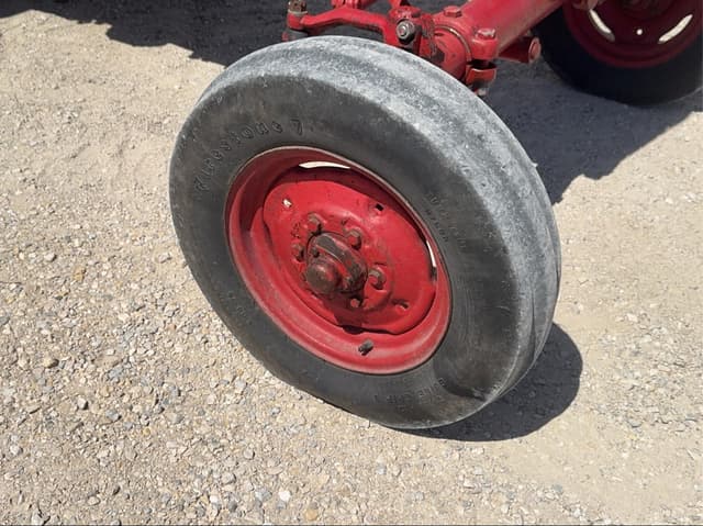 Image of International Harvester 656 equipment image 2