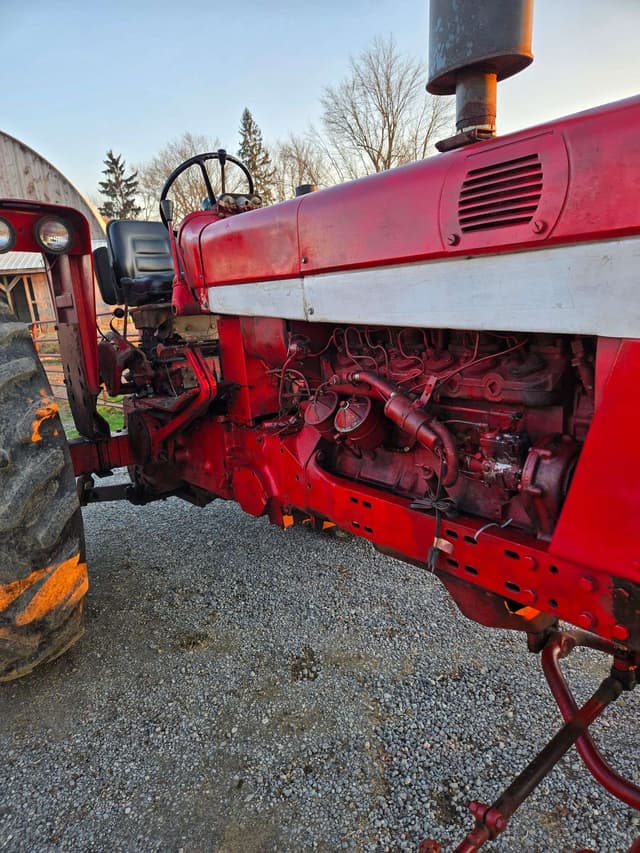 Image of International Harvester 656 equipment image 2