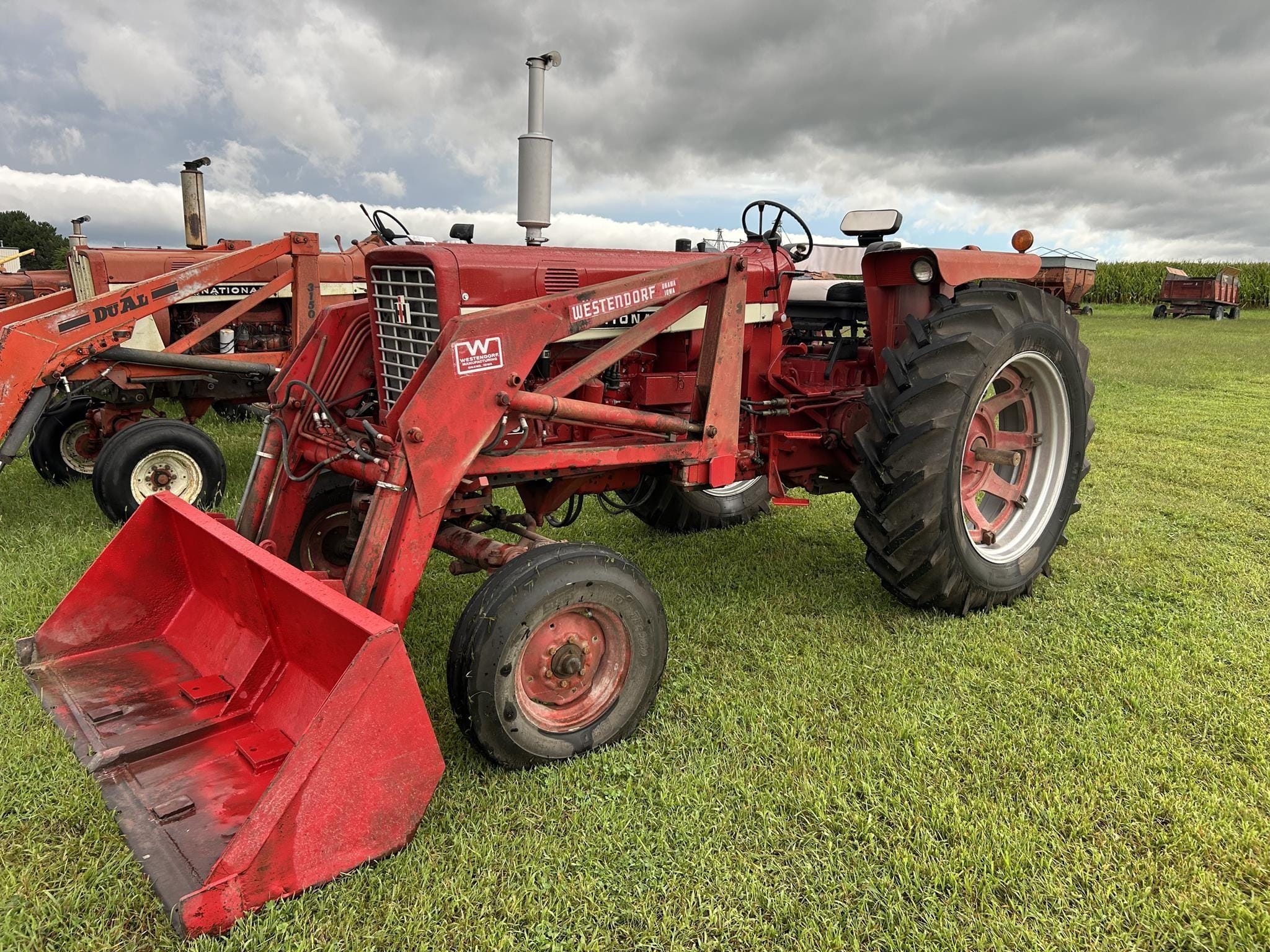 International Harvester 656 Equipment Image0