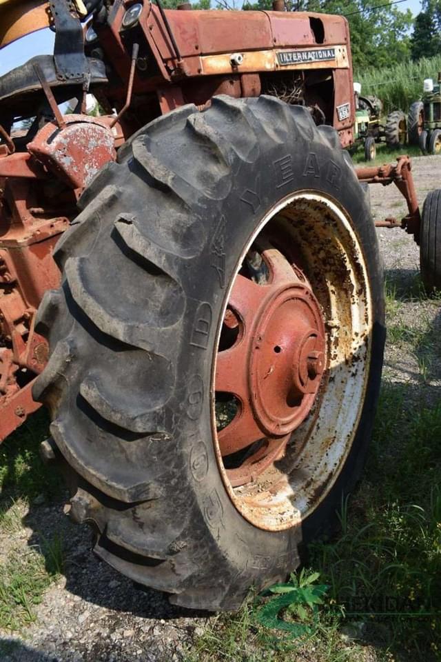 Image of International Harvester 656 equipment image 4