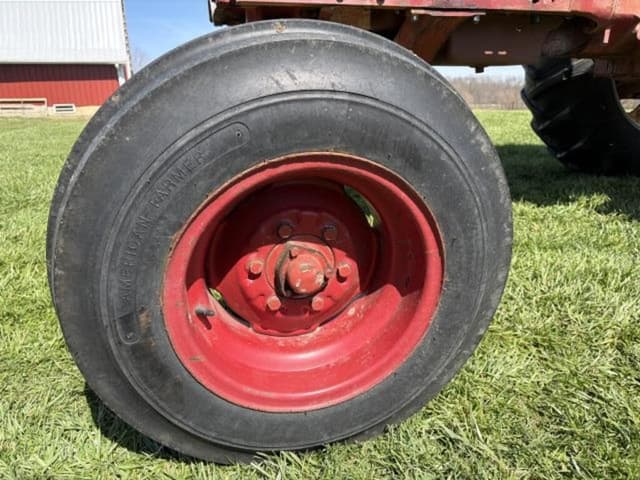 Image of International Harvester 656 equipment image 4