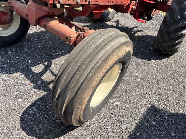 Image of International Harvester 666 equipment image 4