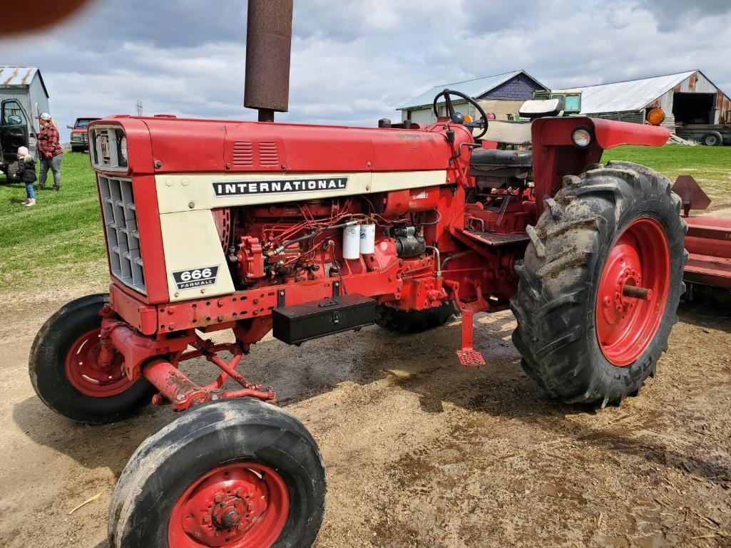 Main image International Harvester 666