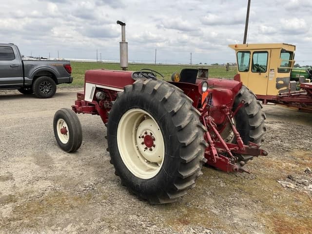 Image of International Harvester 674 equipment image 3