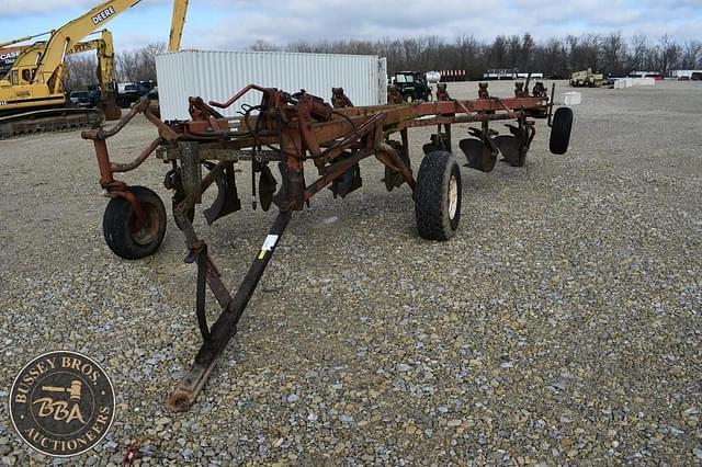 Image of International Harvester 700 equipment image 1