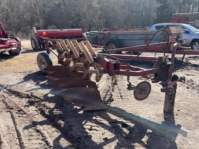 Image of International Harvester 700 equipment image 2