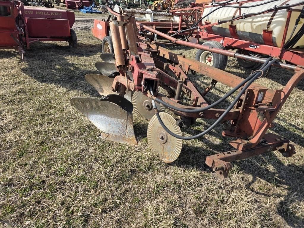 Image of International Harvester 700 Image 1