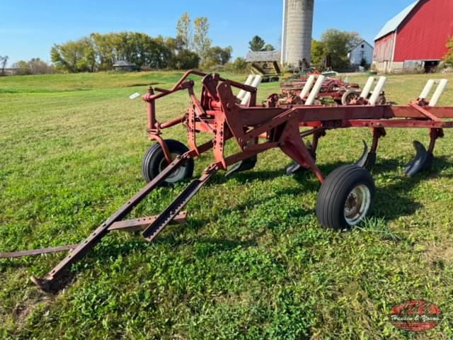 Image of International Harvester 700 equipment image 4