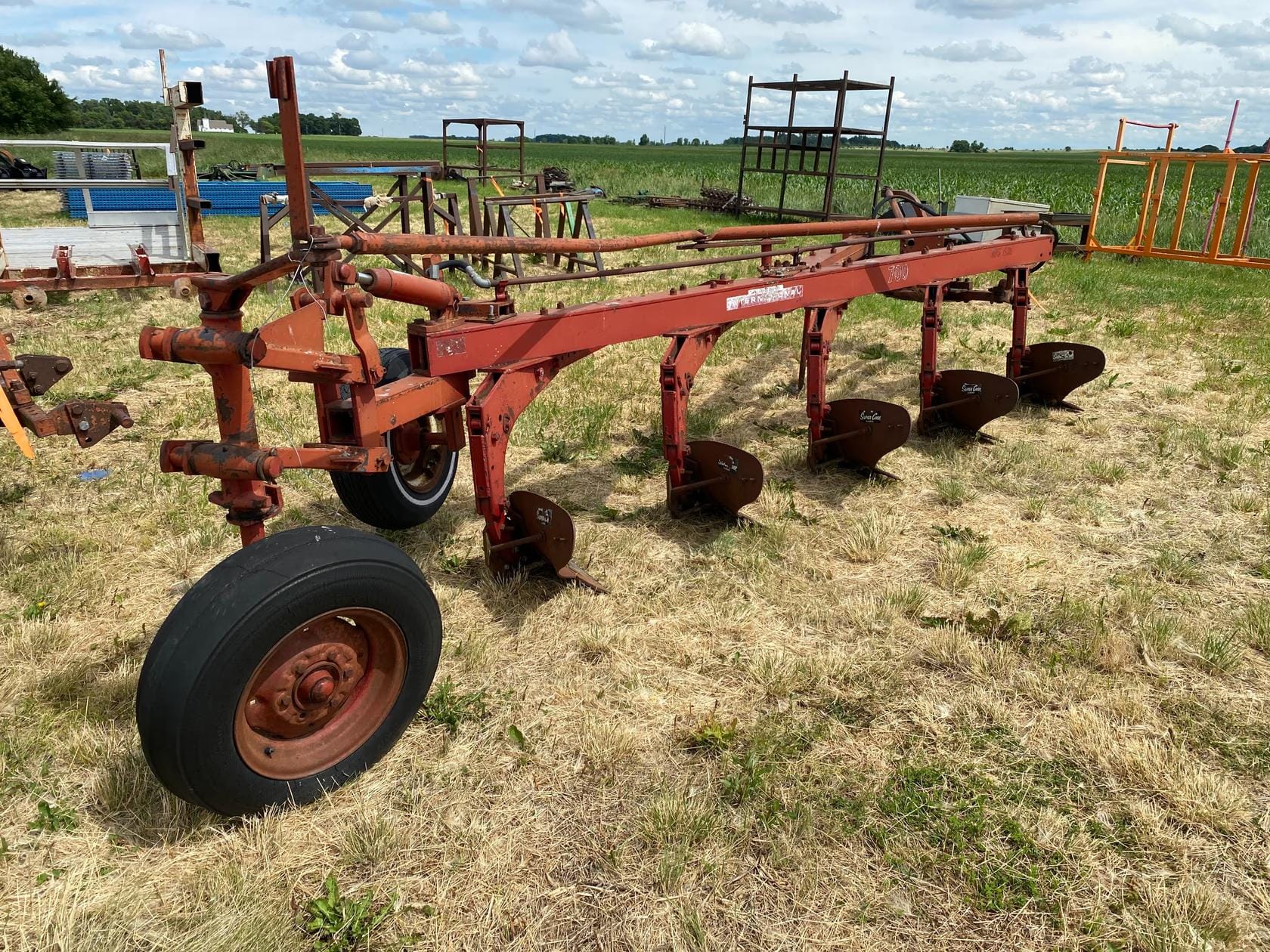 International Harvester 700 Equipment Image0