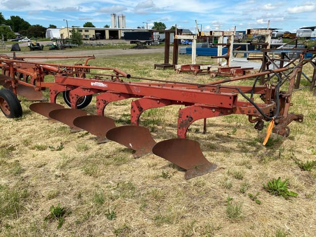 Image of International Harvester 700 equipment image 1