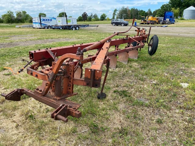 Image of International Harvester 700 equipment image 1