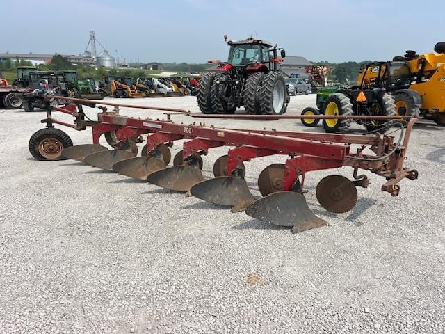 Image of International Harvester 700 equipment image 1