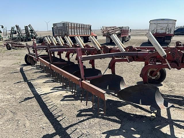 Image of International Harvester 700 equipment image 2