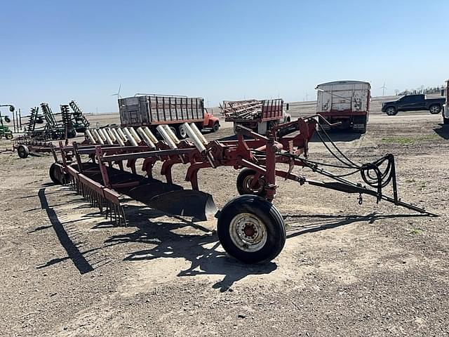 Image of International Harvester 700 equipment image 1