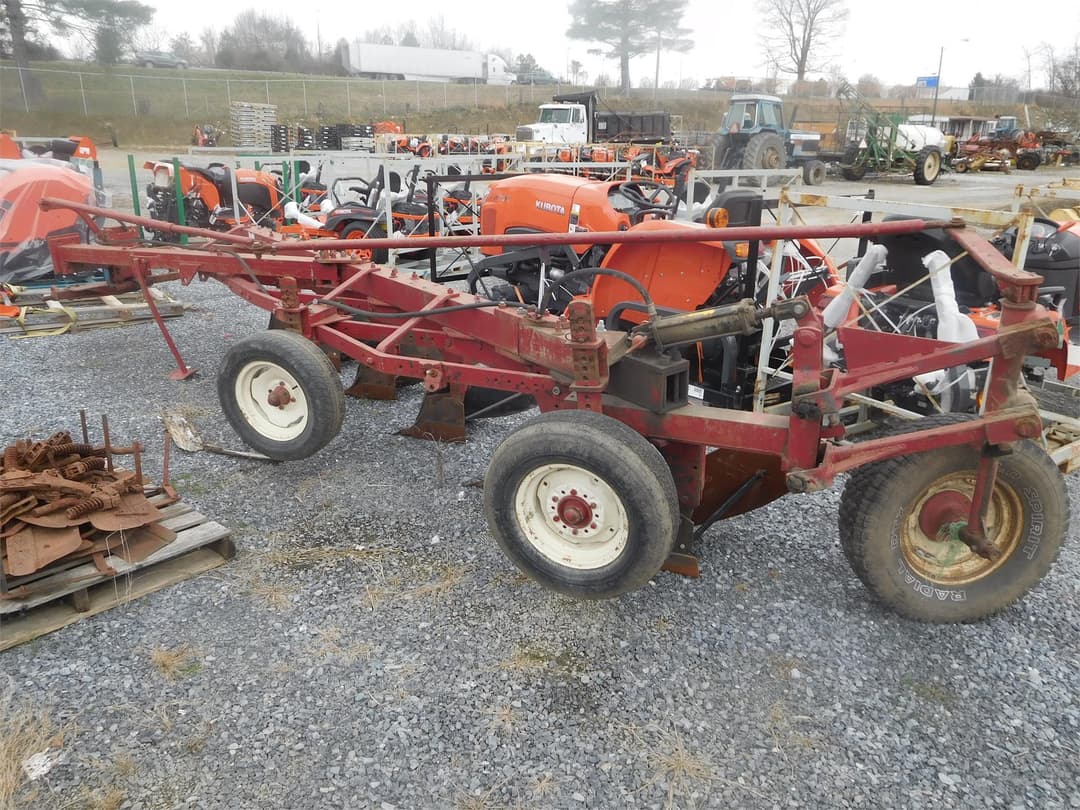 Image of International 700 Image 1