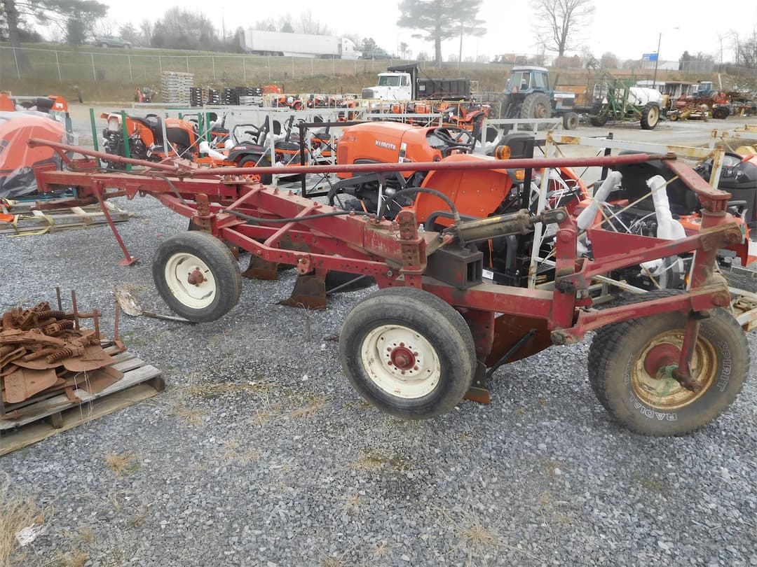 Image of International 700 Image 1