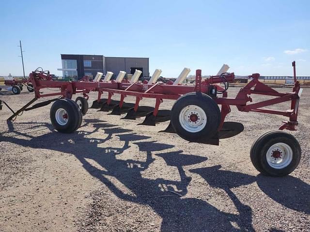 Image of International Harvester 700 equipment image 2