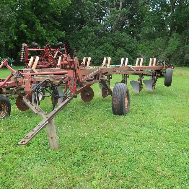 Image of International Harvester 700 equipment image 1