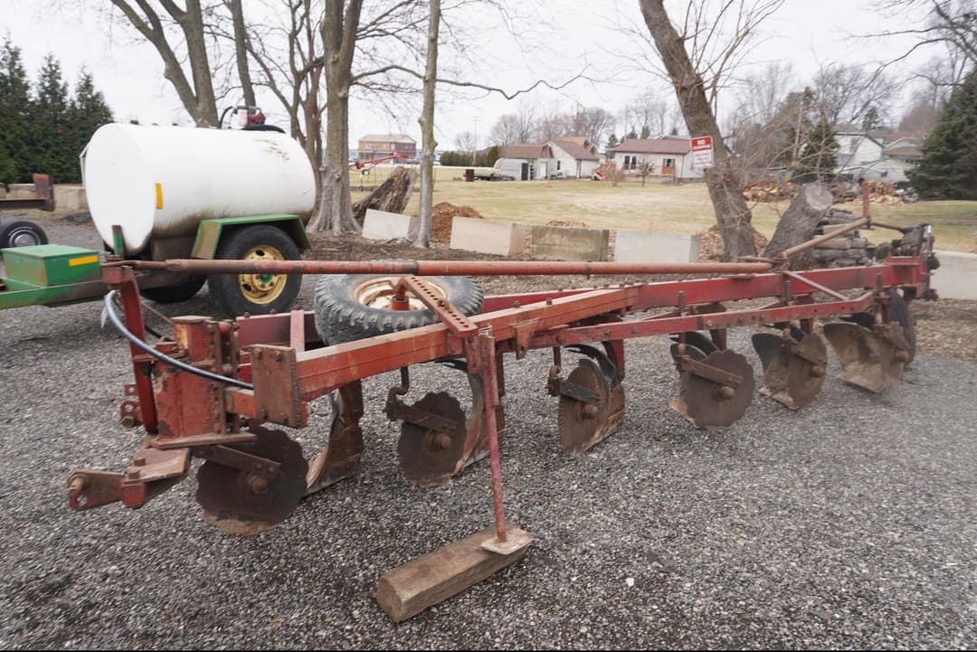Image of International Harvester 700 Image 1
