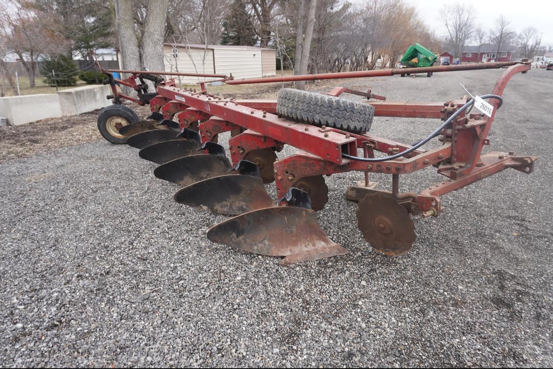 Image of International Harvester 700 Image 0