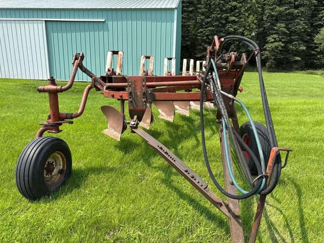 Image of International Harvester 700 equipment image 2